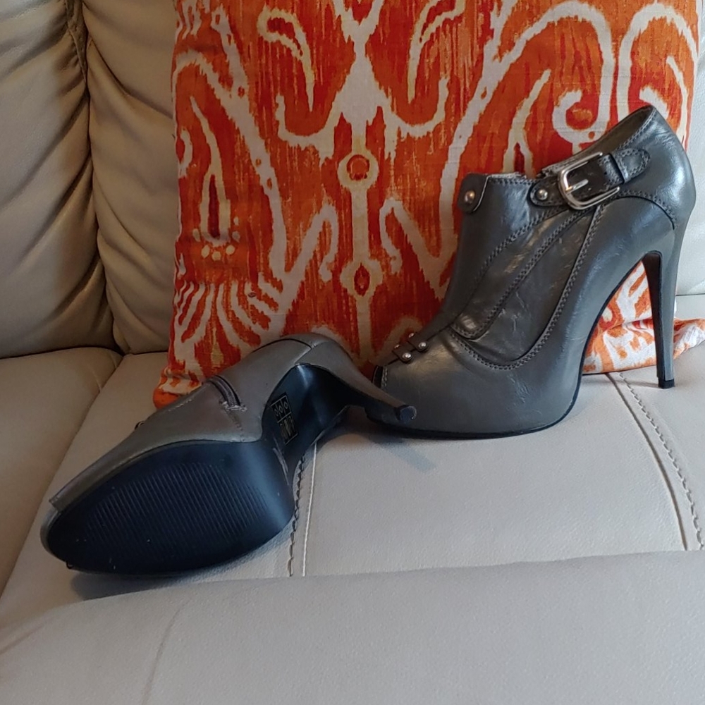 Shoes - Picture 3 of 4